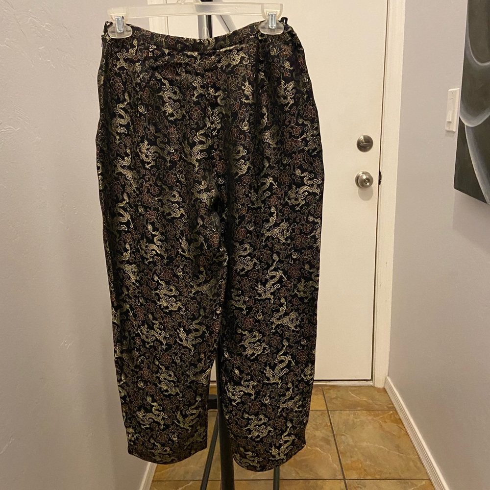 Uniform cropped pant w dragon design. Size 8. Side zip
